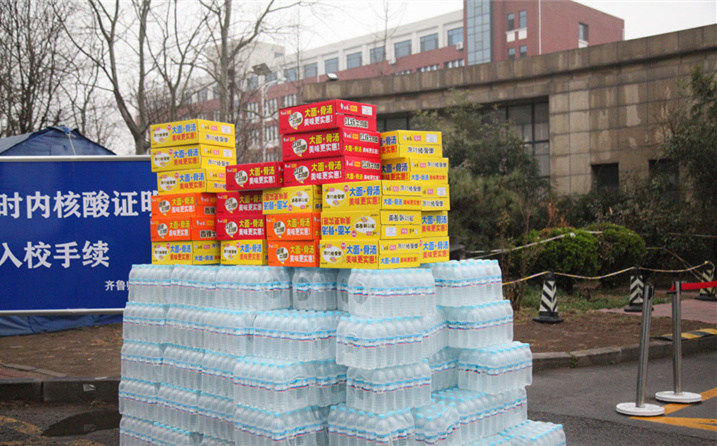 2月25日，山東金格瑞機械有限公司派代表來到齊魯師范學(xué)院捐贈防疫物資，保障校園防疫物品備足備齊，助力學(xué)校的疫情防控工作。