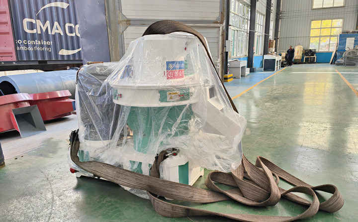 顆粒機單機時產(chǎn)量可以達到0.7-1噸，一天按照10小時計算，可以產(chǎn)出7-10噸成品顆粒，按照1噸顆粒最低100元錢利潤來計算，一天的利潤可以達到700-1000元。