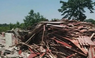 模板拆遷料木托盤(pán)用鋸末顆粒機(jī)這樣處理省時(shí)省力又賺錢(qián)！